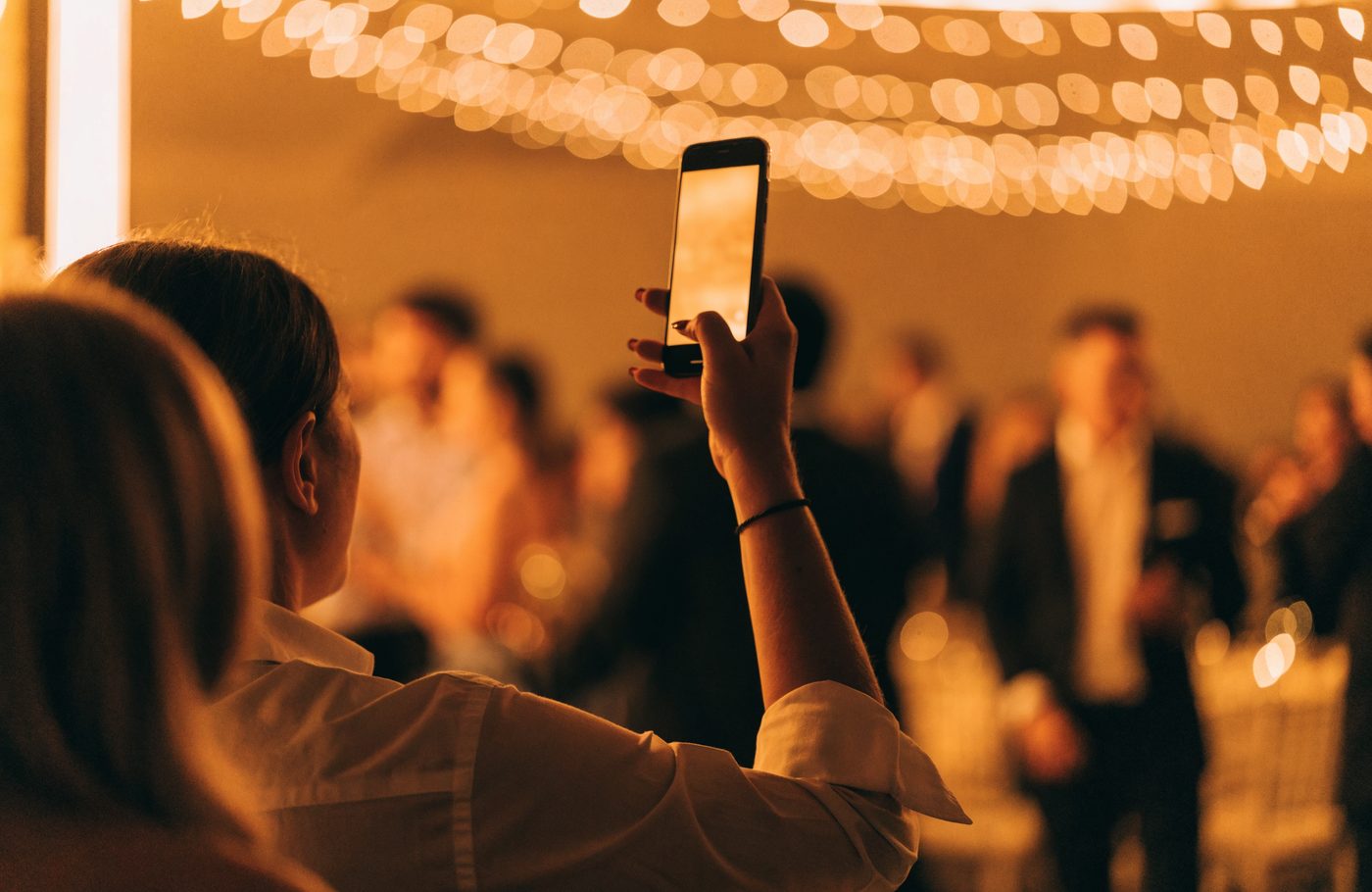 Ein Gast fotografiert mit dem Handy