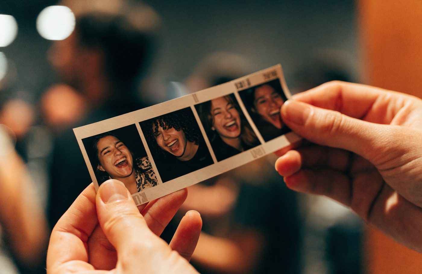 Hände halten einen frisch gedruckten Fotostreifen